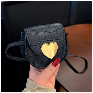 Vue détaillée du mini sac noir motif crocodile avec boucle en forme de coeur doré