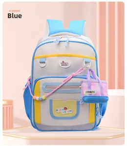 Détail du sac à dos gris avec accents bleu et jaune et plusieurs compartiments zippés