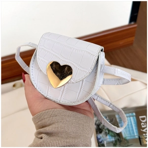 Détail d'un mini sac à bandoulière blanc à texture crocodile et fermoir coeur doré