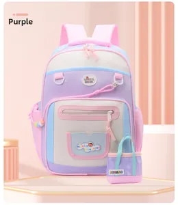 Vue détaillée du sac à dos ergonomique enfant en patchwork violet, rose et bleu ciel