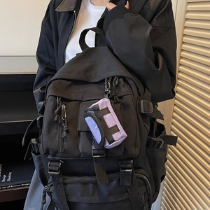 Schwarzer Nylon Rucksack mit großer Kapazität und lila Mini-Zubehörtasche als Anhänger