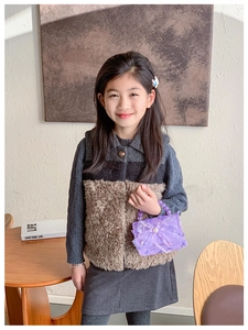 Détail du sac à main violet pour enfant avec nœud en tulle, perle et anse perlée