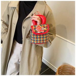Détail du sac à main pour enfant en tweed avec poney de dessin animé et anse rouge