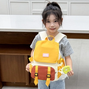 Joli sac à dos de maternelle jaune et beige avec pendentif fleur sur le modèle