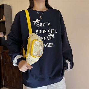 Marsupio giallo per bambini con stelle e paillettes indossato su una felpa blu scuro