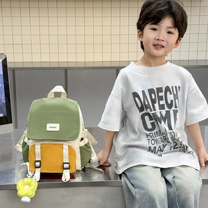 Sac à dos enfant bicolore vert et jaune avec pendentif fleur pour la maternelle