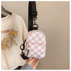 Dettaglio mini borsa a tracolla a scacchi rosa con cinturino nero e tasca frontale piccola