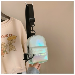 Dettaglio della mini borsa a tracolla olografica per bambini con riflessi metallici