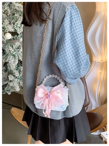 Détail du mini sac fille avec poignée en perles, nœud satin rose et sequins bleus