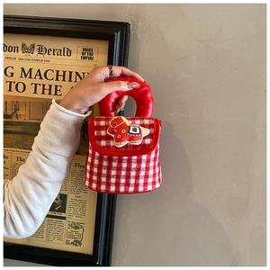 Détail du sac fille à carreaux rouges avec poignée ronde et pendentif poney mignon