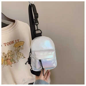 Dettaglio della mini borsa a tracolla olografica per bambini con finitura perlata