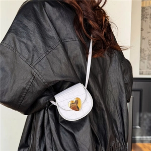 Mini sac bandoulière blanc motif crocodile avec fermoir cœur doré pour femmes et enfants