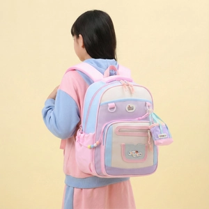Sac à dos enfant aux couleurs macaron avec plusieurs compartiments et pendentifs