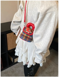 Détail du mini sac à carreaux pour fille avec motif de dessin animé et anse rouge