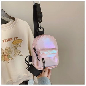 Dettaglio del mini marsupio rosa olografico con tracolla nera e ganci metallici resistenti