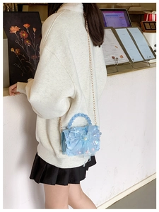 Détail du sac bleu clair pour filles avec noeud en tulle et paillettes étoile de mer
