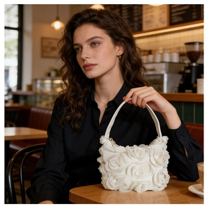 Sac à main blanc élégant avec des fleurs en 3D pour les soirées et les mariages
