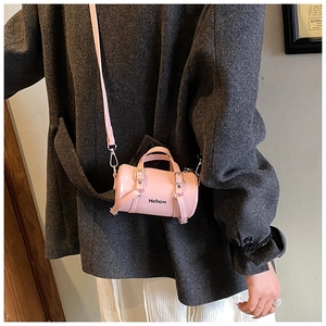 Mini sac cylindrique rose pour enfants avec finition brillante et bandoulière