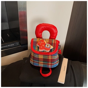 Détail de l'écusson poney rouge et du tissu écossais du mini sac à main stylé pour enfants