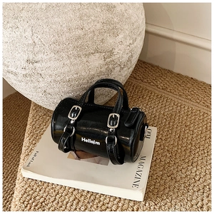 Vue détaillée d'un sac cylindrique noir avec boucles métalliques et texte Hellojm