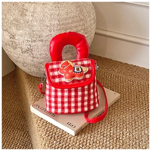 Détail du sac enfant à carreaux rouges avec patch cheval sur magazines de mode