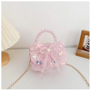 Gros plan détaillé d'un sac à main rose à paillettes avec un grand nœud en résille et perles