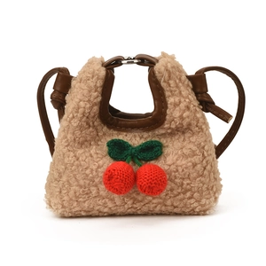 Süße khakifarbene Plüschtasche mit Kirschdekor, Lammfelloptik und braunem Lederriemen