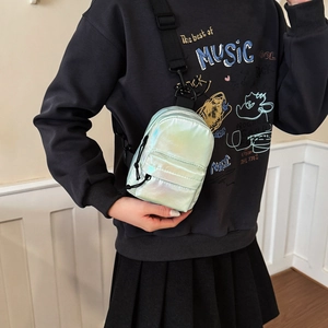 Borsello olografico verde menta per bambini con finitura metallica iridescente e tracolla