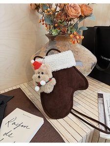 Detail der flauschigen braunen Handschuhtasche mit weißem Fleece und süßem Weihnachts-Bär