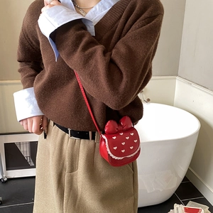 Mini sac à bandoulière rouge cœur fraise avec dentelle blanche et nœud sur enfant modèle