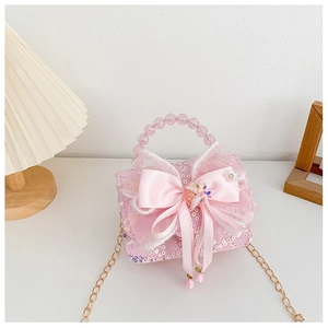 Détails du sac à bandoulière rose à paillettes avec nœud satin et perles