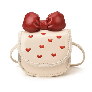 Mini sac à bandoulière enfant avec nœud rouge et broderies cœurs sur similicuir blanc