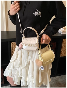 Détails de la dentelle sur mini sacs à bandoulière à pois avec breloques en cœur