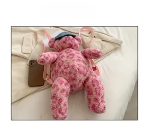 Dettaglio dello zaino a forma di orsetto di peluche leopardato rosa con cappello