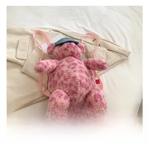 Dettaglio dello zaino a orsetto in peluche leopardato rosa con spallacci regolabili