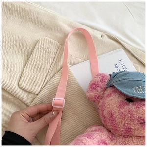 Dettaglio borsa orsetto di peluche sfumato rosa e berretto in denim con strass