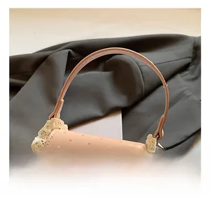 Détail du sac à main rose à pois pour fille avec bordures en dentelle beige élégantes