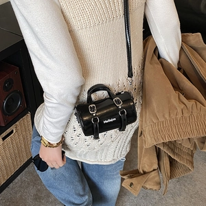 Mini sac cylindrique noir brillant pour enfants avec boucles et bandoulière longue