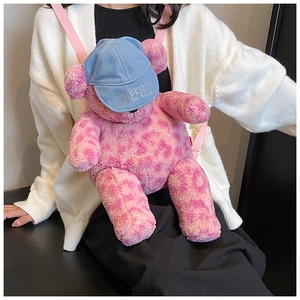Zaino a forma di orsetto di peluche leopardato rosa con cappello in denim sul modello