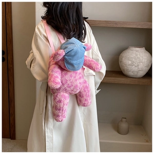 Vista dettagliata dello zaino a orsetto peluche leopardato rosa con cappello denim