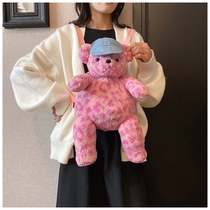 Vista dettagliata dello zaino orsetto di peluche rosa leopardato con cappello blu