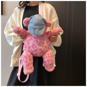 Dettaglio dello zaino a orsetto di peluche leopardato rosa con cappello denim e logo Diesel