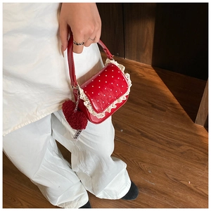 Détail du sac à main rouge en cuir PU pour filles avec pois blancs et dentelle fine