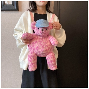 Zaino orsetto di peluche leopardato rosa con berretto denim visto su modella