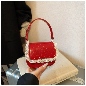 Gros plan du mini sac rouge à pois avec bordure en dentelle blanche et cuir PU poli