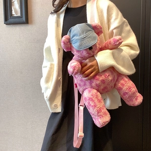 Zaino a orsetto di peluche leopardato rosa con berretto denim visto su modella