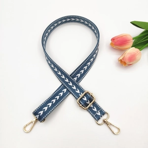 Détail de la sangle en nylon bleu 2,5cm avec motif flèche et boucles dorées