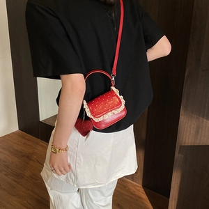 Petit sac rouge pour filles avec pois blancs et finitions en dentelle douce