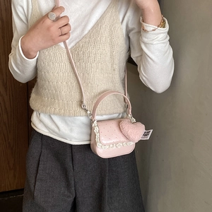 Mini sac bandoulière rose avec bordure dentelle, motif à pois et pendentif cœur en peluche