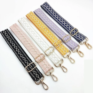 Détail de bandoulières ethniques en jacquard brodé avec mousquetons dorés